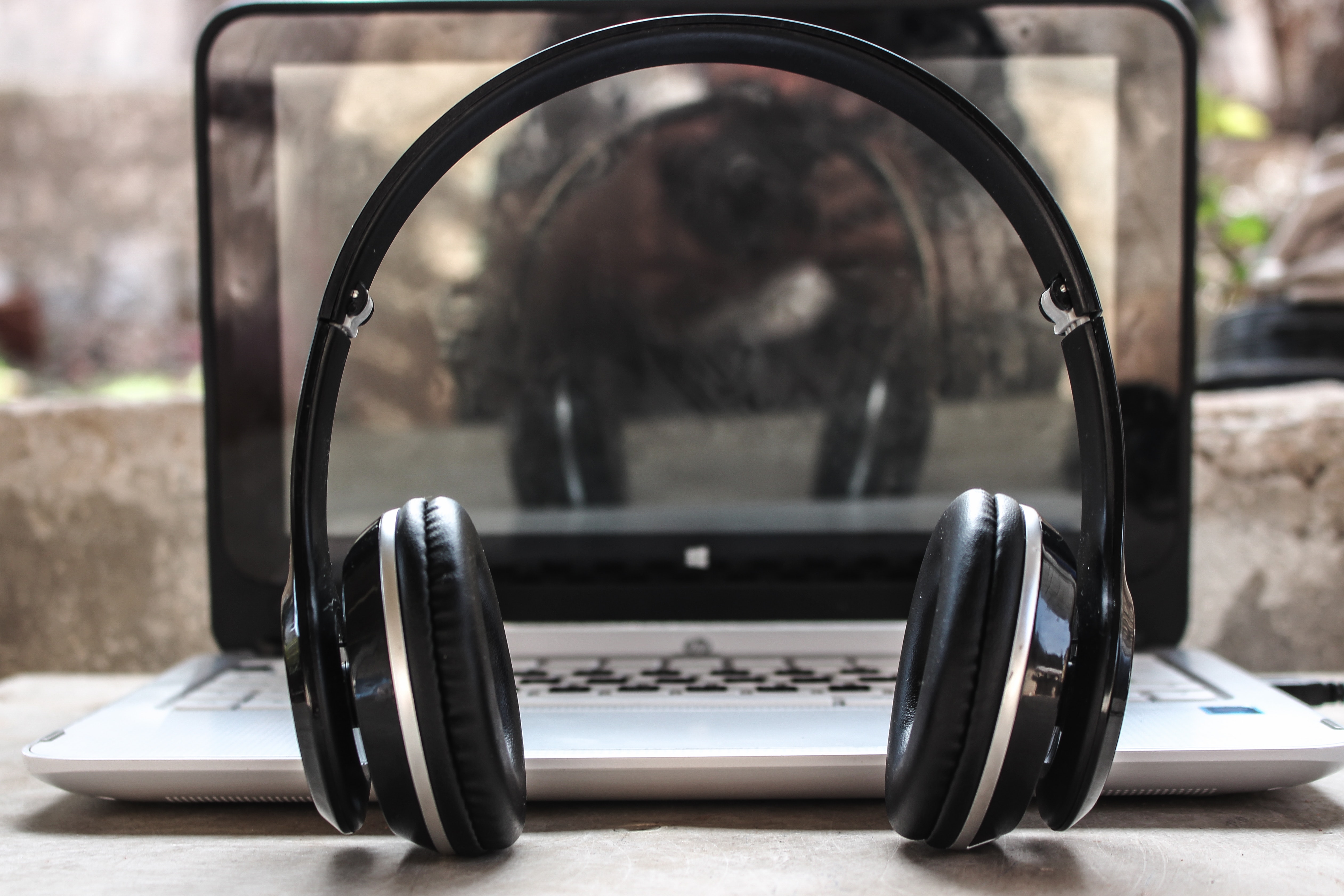 photo-of-black-wireless-headphones-in-front-of-the-laptop-846357
